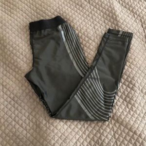 Black leggings with gray detail
